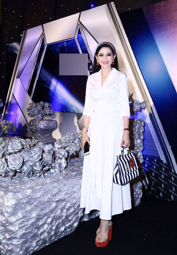 Để ý mới thấy: Hà Tăng chăm diện đồ đơn giản, trái ngược hoàn toàn với em và mẹ chồng