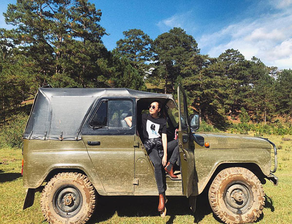 Để ý mới thấy: Hà Tăng chăm diện đồ đơn giản, trái ngược hoàn toàn với em và mẹ chồng