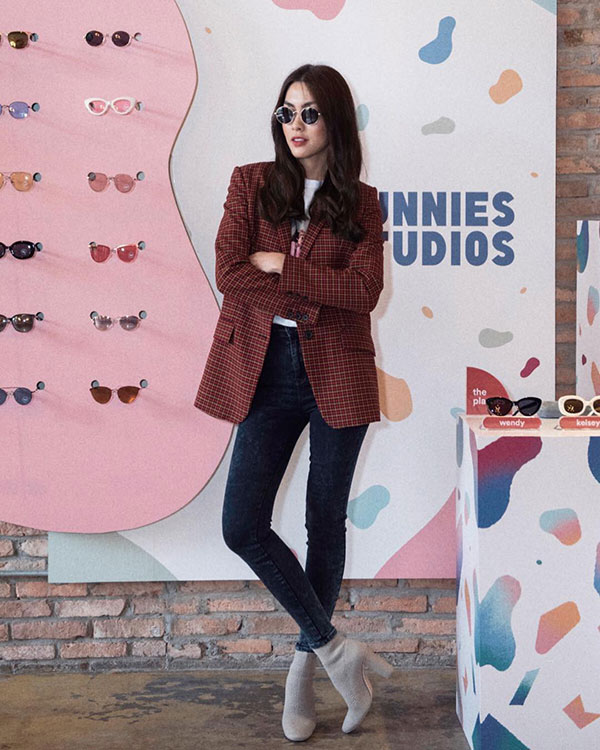 Để ý mới thấy: Hà Tăng chăm diện đồ đơn giản, trái ngược hoàn toàn với em và mẹ chồng