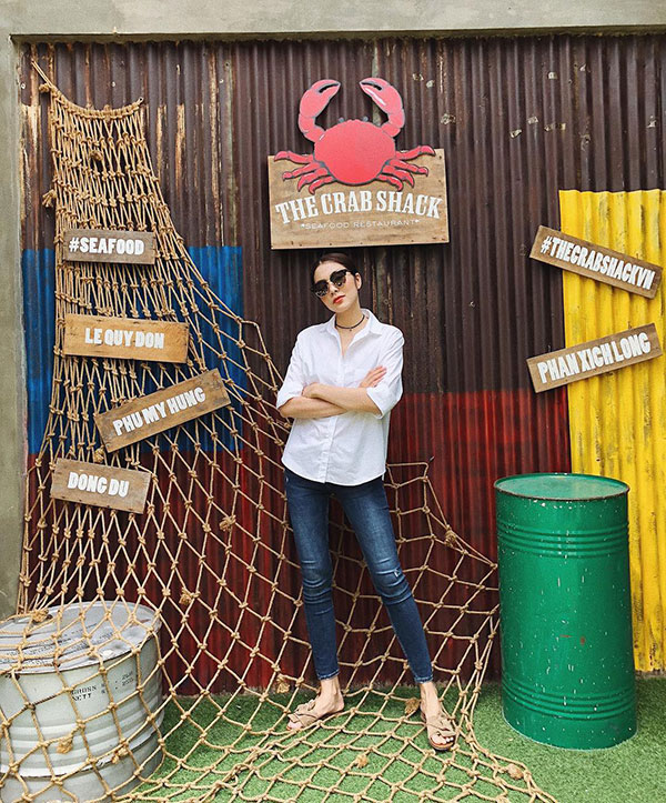 Để ý mới thấy: Hà Tăng chăm diện đồ đơn giản, trái ngược hoàn toàn với em và mẹ chồng