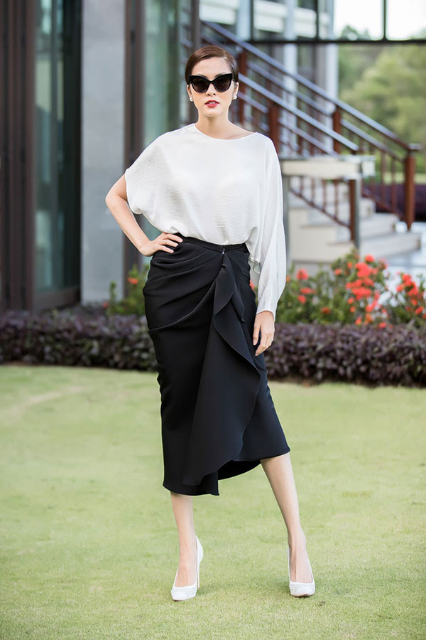 Để ý mới thấy: Hà Tăng chăm diện đồ đơn giản, trái ngược hoàn toàn với em và mẹ chồng