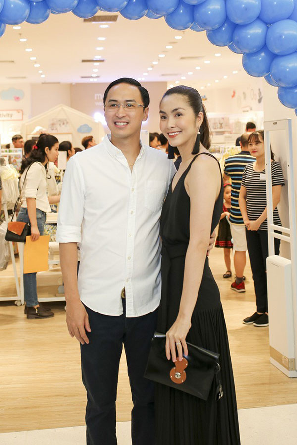 Để ý mới thấy: Hà Tăng chăm diện đồ đơn giản, trái ngược hoàn toàn với em và mẹ chồng