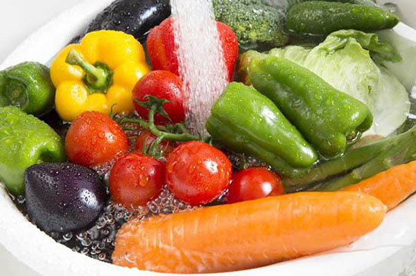 Ngâm rau quả vào nước muối có loại bỏ hoá chất, thuốc trừ sâu? Hãy nghe chuyên gia trả lời