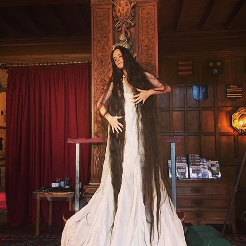 Tóc dài, đẹp đáng kinh ngạc dù 14 năm không gội đầu