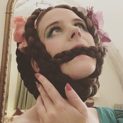 Tóc dài, đẹp đáng kinh ngạc dù 14 năm không gội đầu