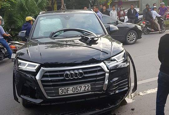 Vụ xe sang lùi vùn vụt trên phố Hà Nội: Sau khi đâm trúng xe máy, ô tô lùi mất kiểm soát rồi gây tai nạn liên hoàn