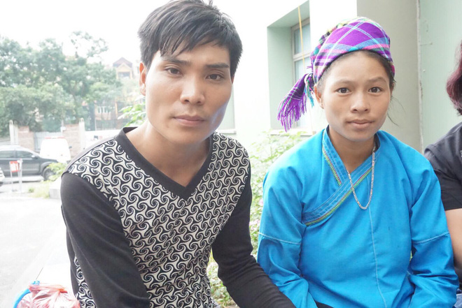 Chồng đỡ đẻ cho vợ tại nhà đau đớn phát hiện con gái bị lòi ruột ngoài bụng