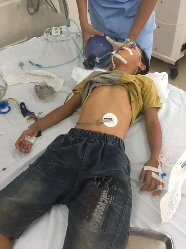 Bé trai bị bỏ rơi từ lúc biết bò, 7 năm vẫn chờ mẹ giờ bị tai nạn nguy kịch