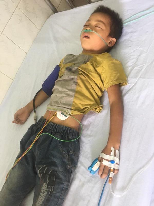 Bé trai bị bỏ rơi từ lúc biết bò, 7 năm vẫn chờ mẹ giờ bị tai nạn nguy kịch