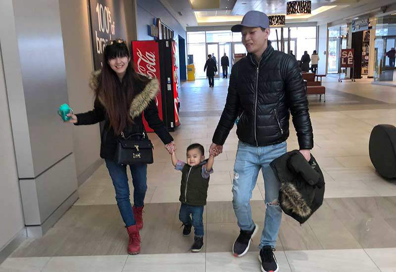 Cảnh sống ở Canada của đôi chồng xấu- vợ xinh sau 4 năm, nhìn ảnh con trai mà bật khóc