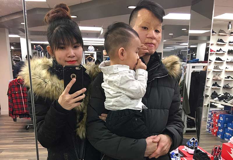 Cảnh sống ở Canada của đôi chồng xấu- vợ xinh sau 4 năm, nhìn ảnh con trai mà bật khóc