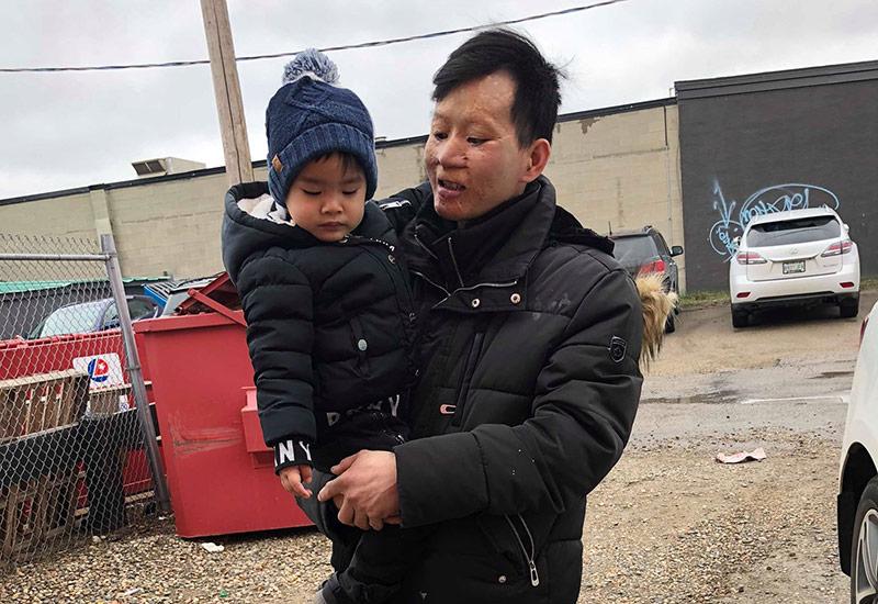 Cảnh sống ở Canada của đôi chồng xấu- vợ xinh sau 4 năm, nhìn ảnh con trai mà bật khóc