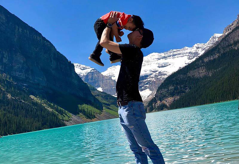 Cảnh sống ở Canada của đôi chồng xấu- vợ xinh sau 4 năm, nhìn ảnh con trai mà bật khóc