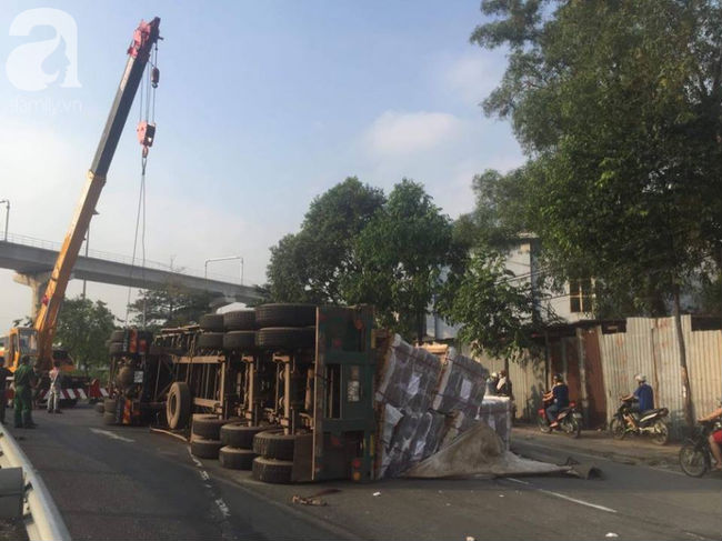 TP.HCM: Xe container đang chạy bỗng lật nhào chắn ngang đường khiến người dân một phen hú vía