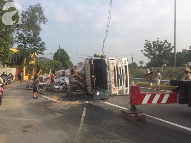 TP.HCM: Xe container đang chạy bỗng lật nhào chắn ngang đường khiến người dân một phen hú vía