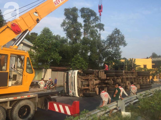 TP.HCM: Xe container đang chạy bỗng lật nhào chắn ngang đường khiến người dân một phen hú vía