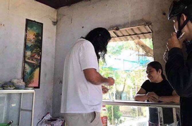 Du khách nước ngoài khóc lóc, nhịn ăn 2 ngày tìm chú chó cưng bị thất lạc ở Huế