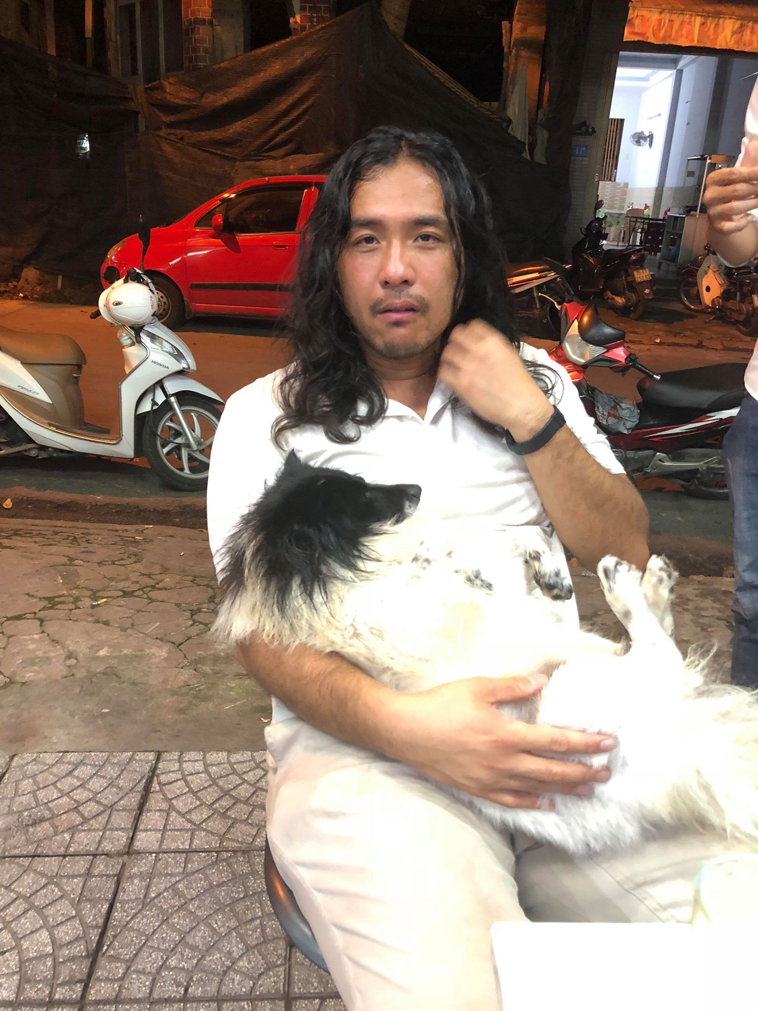 Du khách nước ngoài khóc lóc, nhịn ăn 2 ngày tìm chú chó cưng bị thất lạc ở Huế