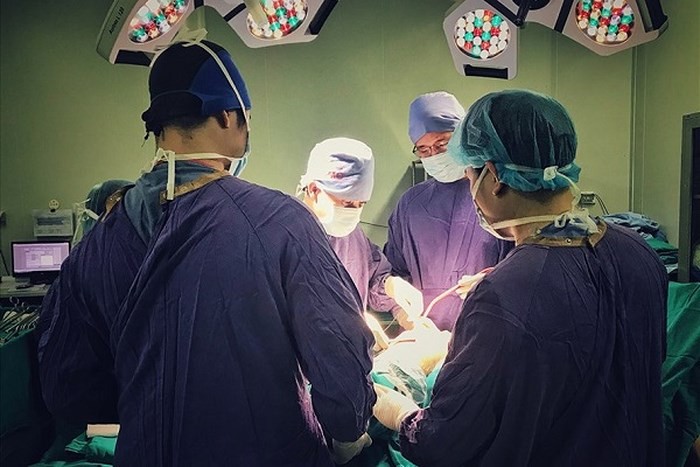 Hiếm gặp: Một phụ nữ bị khỉ nuôi cắn dập nát bàn tay, khó phục hồi vận động