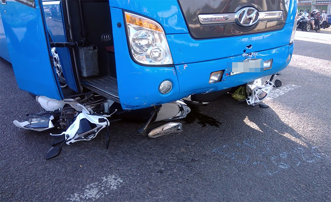 Ôtô giường nằm tông hàng loạt xe máy dừng đèn đỏ