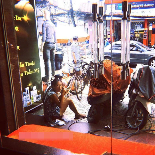 Câu chuyện bà điên ngồi lỳ trước cửa và những suy cảm về thân phận phụ nữ khiến MXH lắng đọng