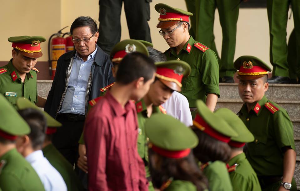 Ảnh: Cảnh sát bảo vệ nghiêm ngặt phiên tòa xét xử trùm bài bạc ngàn tỷ