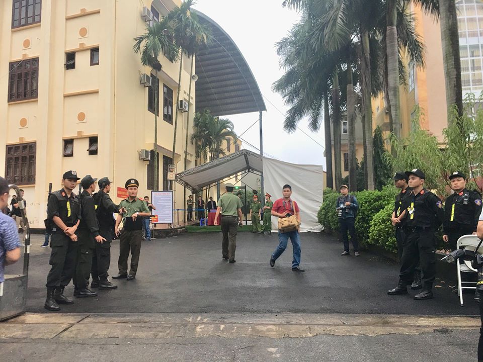 Ảnh: Cảnh sát bảo vệ nghiêm ngặt phiên tòa xét xử trùm bài bạc ngàn tỷ