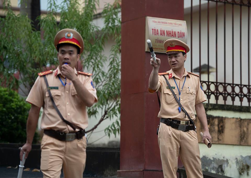 Ảnh: Cảnh sát bảo vệ nghiêm ngặt phiên tòa xét xử trùm bài bạc ngàn tỷ