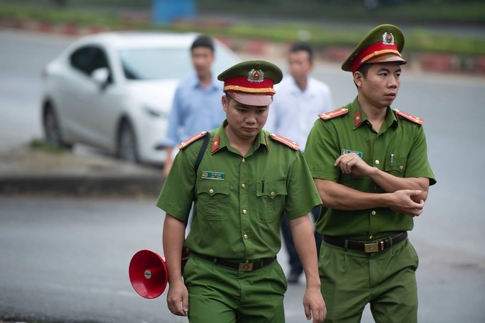 Ảnh: Cảnh sát bảo vệ nghiêm ngặt phiên tòa xét xử trùm bài bạc ngàn tỷ