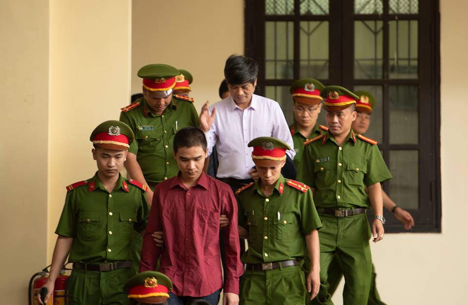 Ảnh: Cảnh sát bảo vệ nghiêm ngặt phiên tòa xét xử trùm bài bạc ngàn tỷ