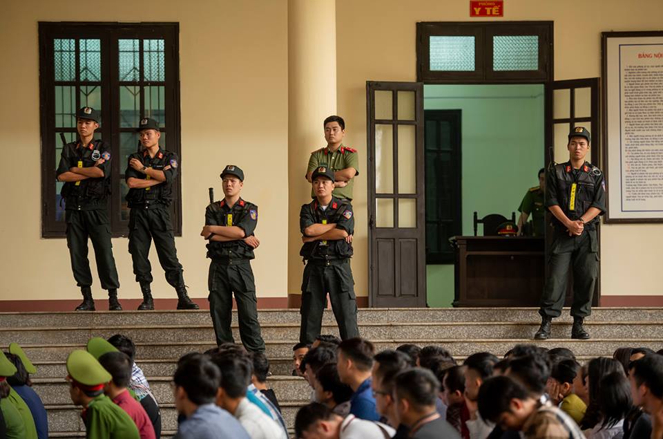 Ảnh: Cảnh sát bảo vệ nghiêm ngặt phiên tòa xét xử trùm bài bạc ngàn tỷ