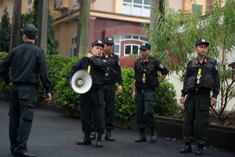 Ảnh: Cảnh sát bảo vệ nghiêm ngặt phiên tòa xét xử trùm bài bạc ngàn tỷ