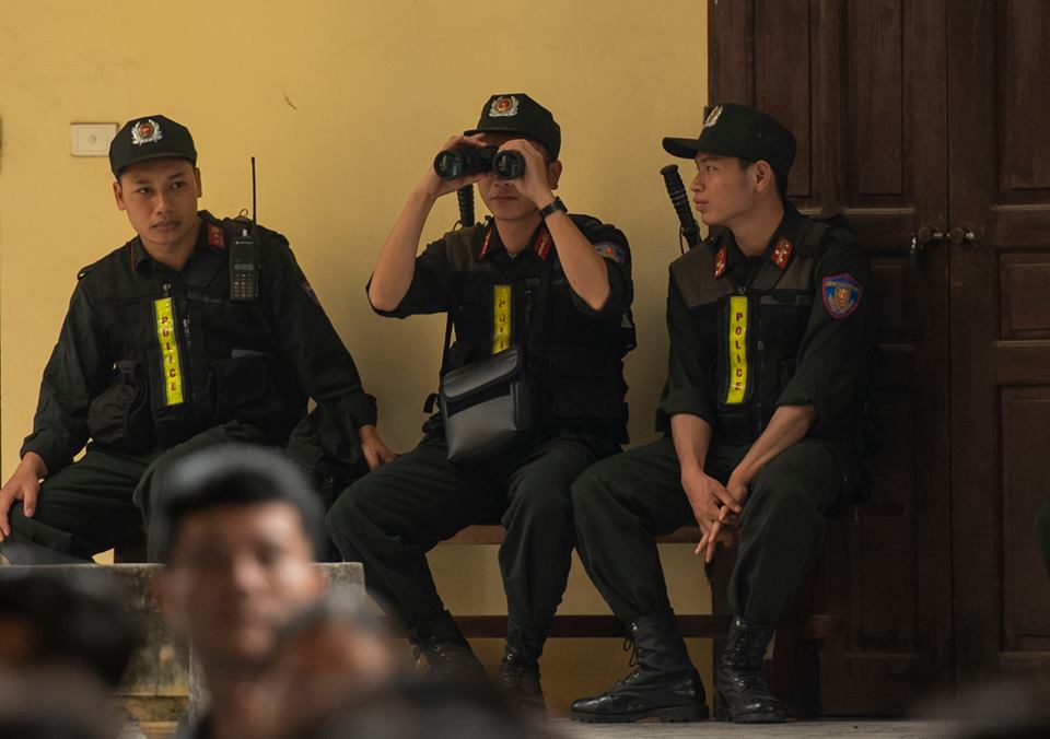 Ảnh: Cảnh sát bảo vệ nghiêm ngặt phiên tòa xét xử trùm bài bạc ngàn tỷ