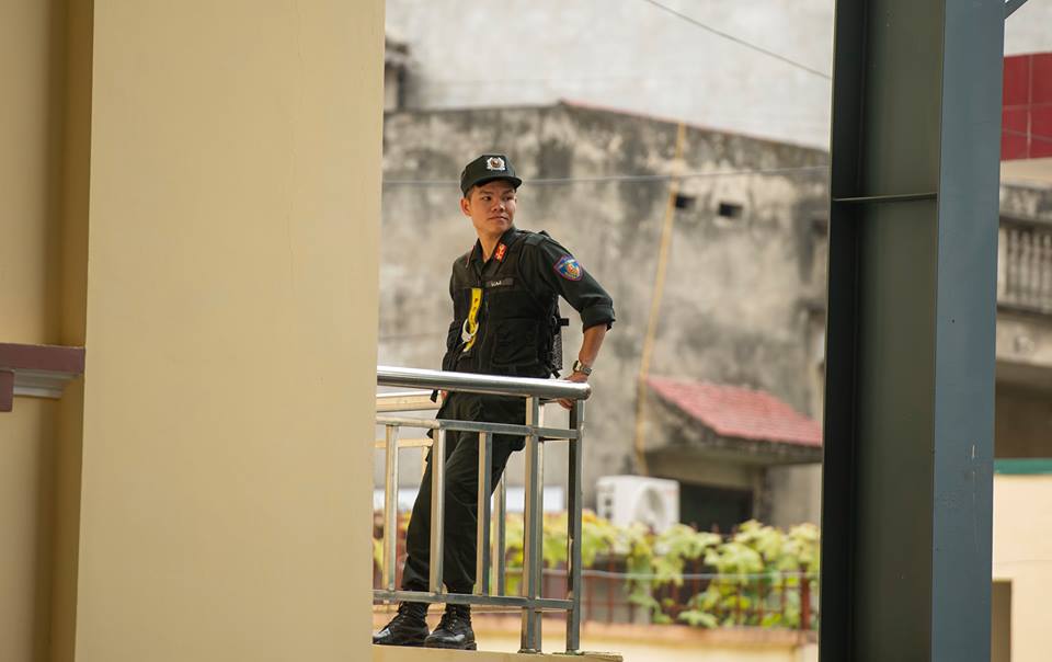 Ảnh: Cảnh sát bảo vệ nghiêm ngặt phiên tòa xét xử trùm bài bạc ngàn tỷ