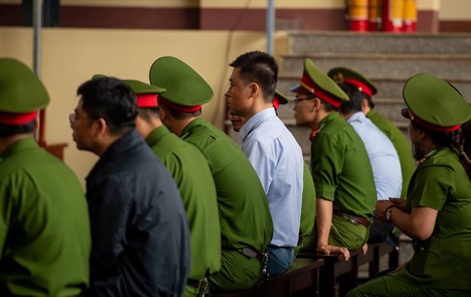 Ảnh: Cảnh sát bảo vệ nghiêm ngặt phiên tòa xét xử trùm bài bạc ngàn tỷ