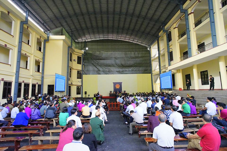 Ảnh: Cảnh sát bảo vệ nghiêm ngặt phiên tòa xét xử trùm bài bạc ngàn tỷ