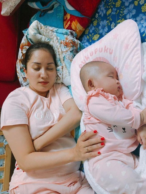 Khánh Thi lên tiếng sau khi chồng trẻ làm dấy tin mang bầu lần 3 khi vừa sinh 4 tháng
