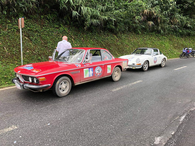 Xế độc của người ngoại quốc đâm người đi xe máy trên đèo