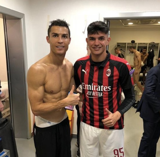 Thói quen chụp ảnh của Ronaldo báo hại Chiellini