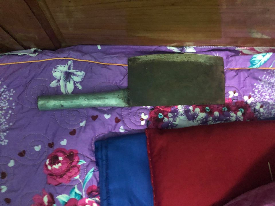 Lần đầu tiên về quê vợ, chồng trẻ thót tim vì con dao đặt trên giường ngủ