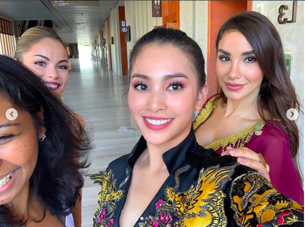 Tiểu Vy khoe thần sắc rạng rỡ bên các người đẹp Miss World sau phần thi tài năng ấn tượng