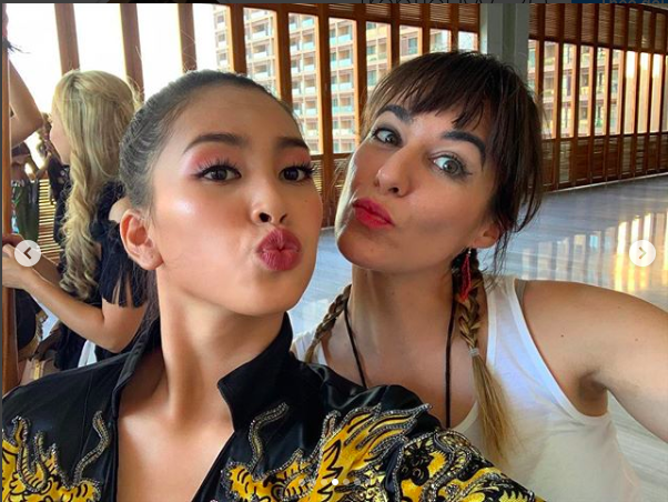 Tiểu Vy khoe thần sắc rạng rỡ bên các người đẹp Miss World sau phần thi tài năng ấn tượng