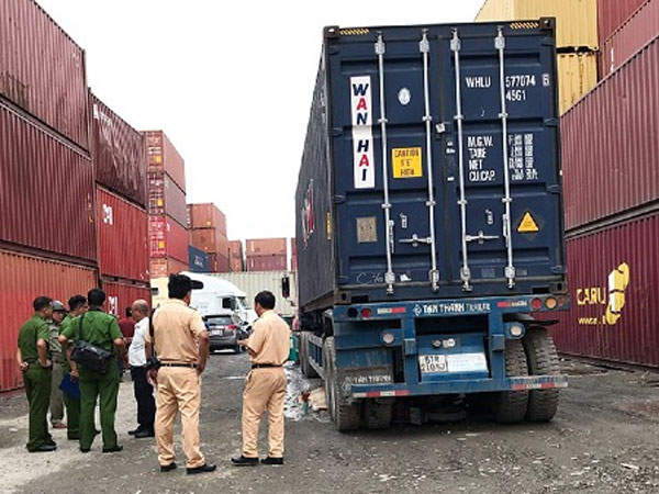 Lùi trong cảng ở Sài Gòn, xe container cán chết người