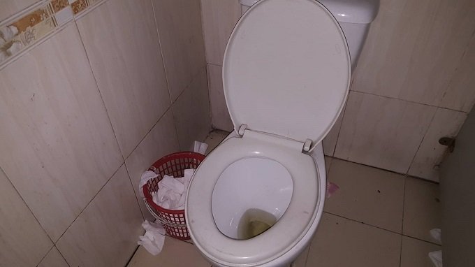 Nam công nhân tức nghẹn trước hành động của quý cô váy ngắn