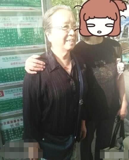 Dung Ma Ma Lý Minh Khải khoẻ mạnh, minh mẫn ở tuổi 82, nở nụ cười khi được người hâm mộ nhận ra