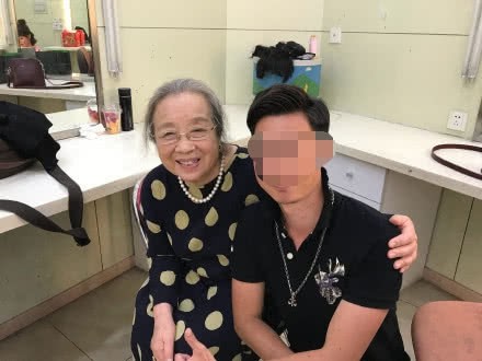 Dung Ma Ma Lý Minh Khải khoẻ mạnh, minh mẫn ở tuổi 82, nở nụ cười khi được người hâm mộ nhận ra