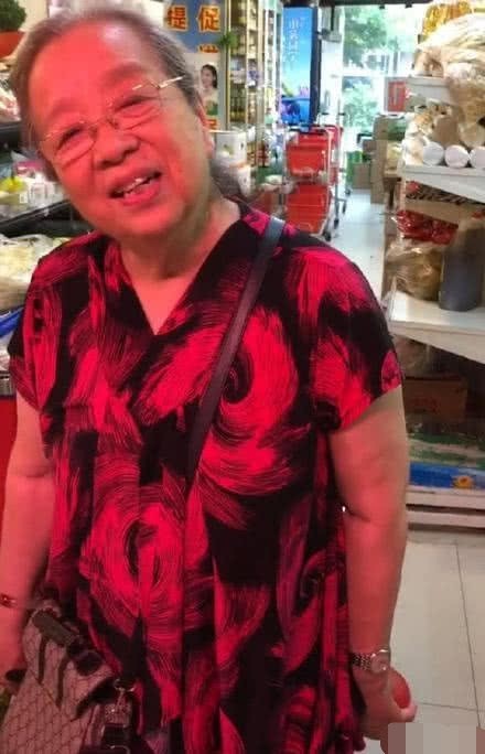 Dung Ma Ma Lý Minh Khải khoẻ mạnh, minh mẫn ở tuổi 82, nở nụ cười khi được người hâm mộ nhận ra