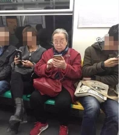 Dung Ma Ma Lý Minh Khải khoẻ mạnh, minh mẫn ở tuổi 82, nở nụ cười khi được người hâm mộ nhận ra