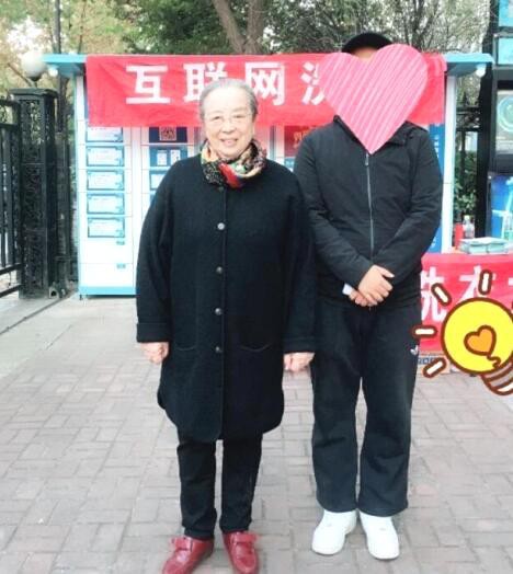 Dung Ma Ma Lý Minh Khải khoẻ mạnh, minh mẫn ở tuổi 82, nở nụ cười khi được người hâm mộ nhận ra