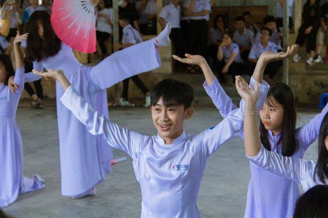 Giữa dàn nữ sinh múa quạt xuất hiện một bóng dáng nam nhân thần thái ngút ngàn khiến dân mạng bất ngờ